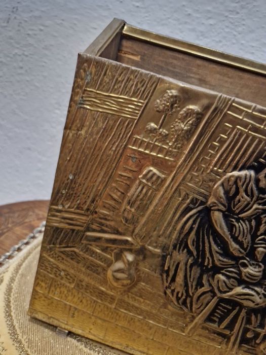 Английска поставка за вестници с месингов обков