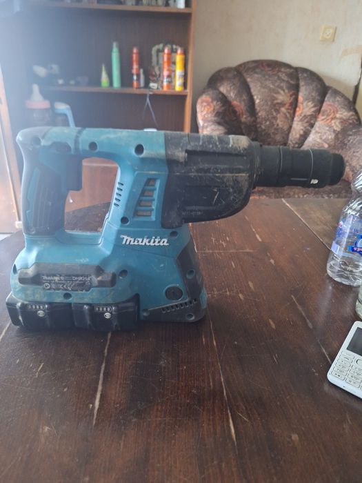 Makita DHR264  .