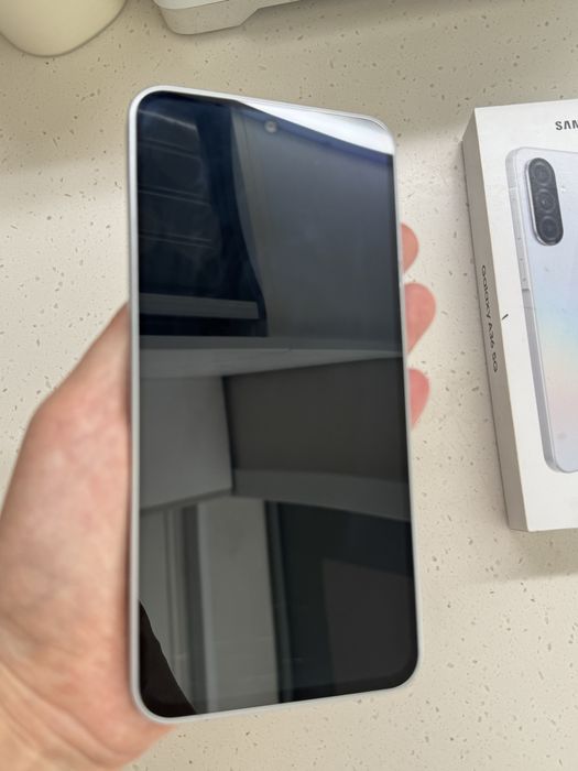 Продам телефон А 36 новый но разбитый телефон не включается