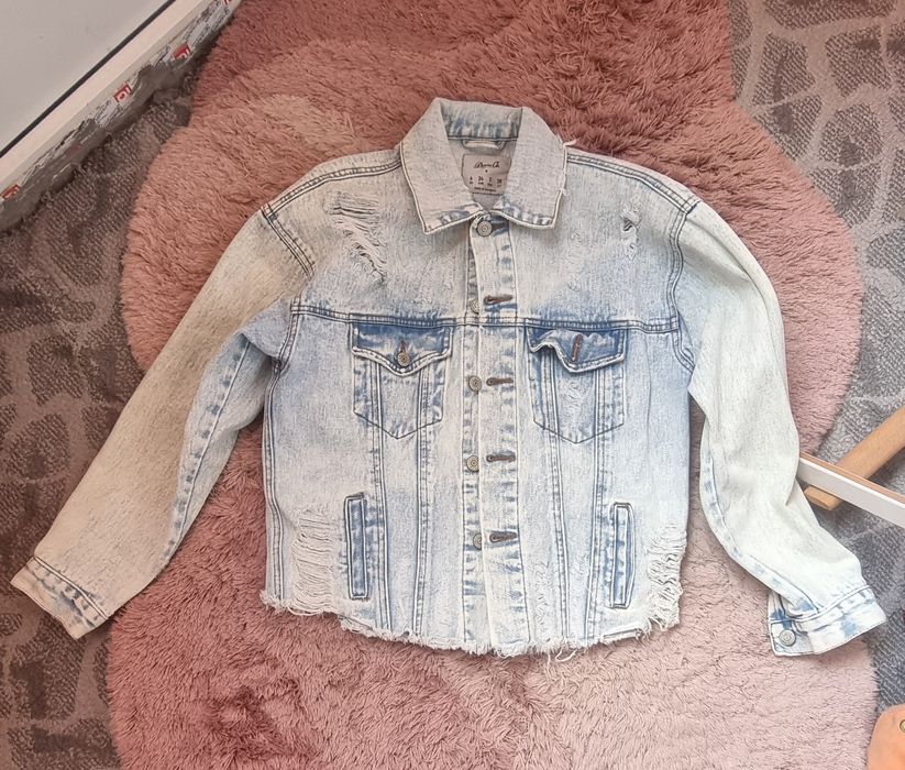 Vând geacă de blugi albă