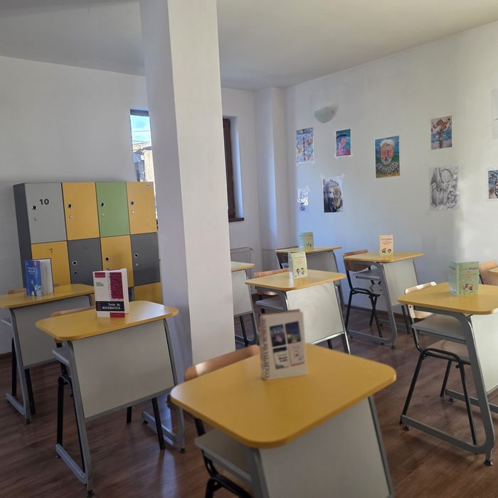 Închiriez spațiu pentru cursuri, evenimente, meditații, conferințe, sală 65 m2. Zona Cap. Petre Costescu, lângă Liceul Dacia . Preț 100 lei/ oră