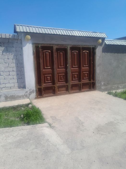 Qibray tumanida yoʻl yuzida 5 sotix uy joy sotiladi