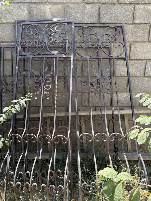 Продается решетки железные кованые в хорошем состоянии (цена за 12шт)