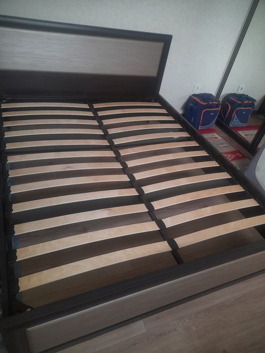 Продам кровать с матрацем двухспалка.