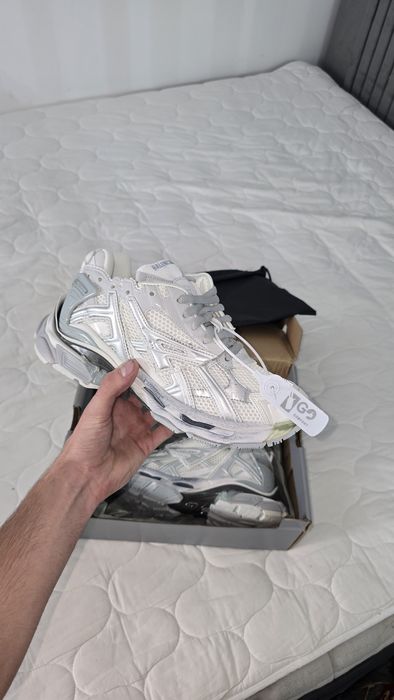 vând balenciaga runner