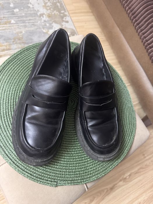 Лоферы женские черные