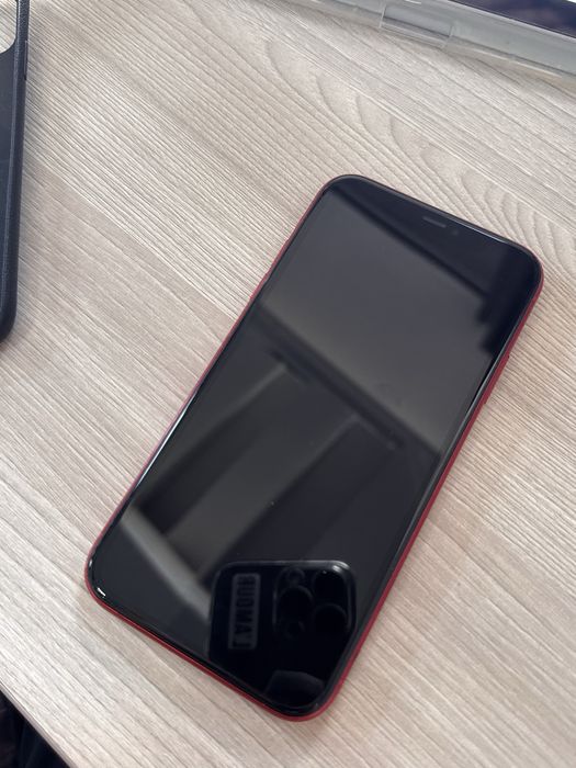 Продается iPhone Red 128 ГБ