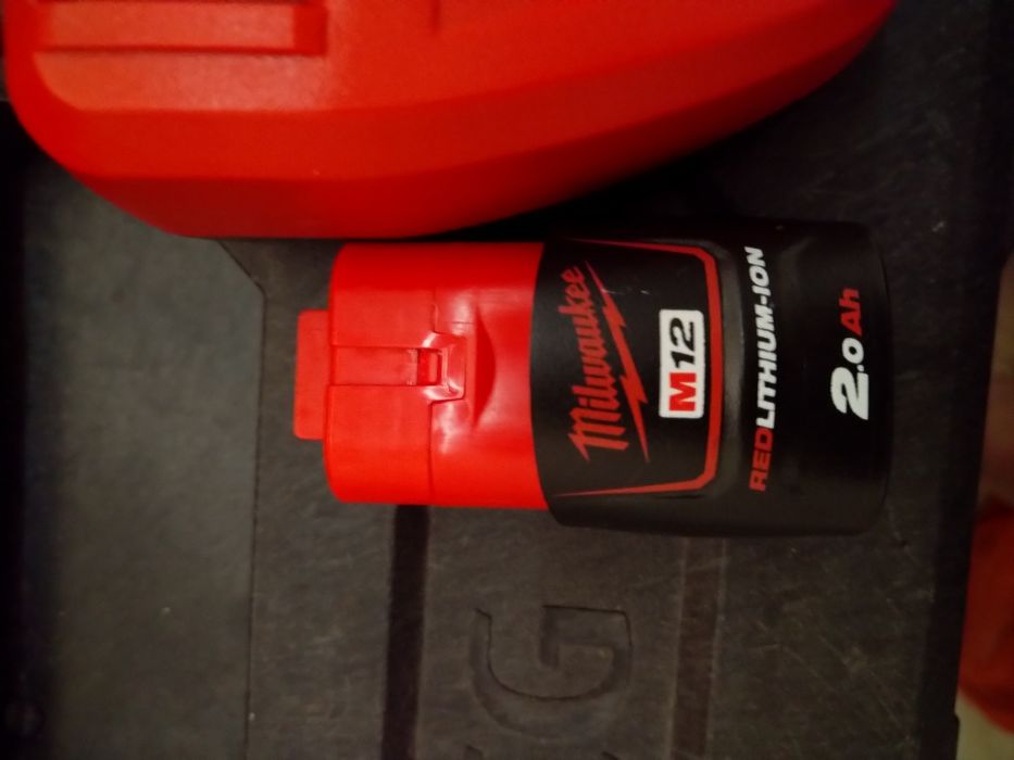 Продавам или заменям батерия и зарядно Milwaukee m12
