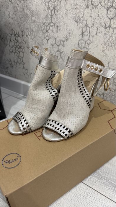 Cabani фирмасының стильді туфлиі