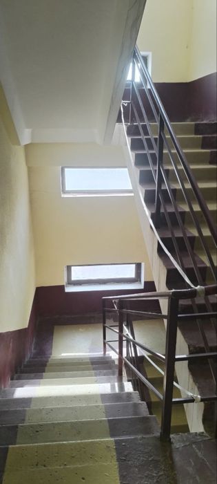 3 хонали каробка холатдаги 120 м2 квартира сотилади