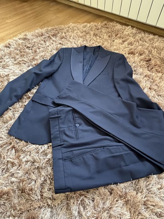 Costum bărbătesc bleumarin – elegant și versatil