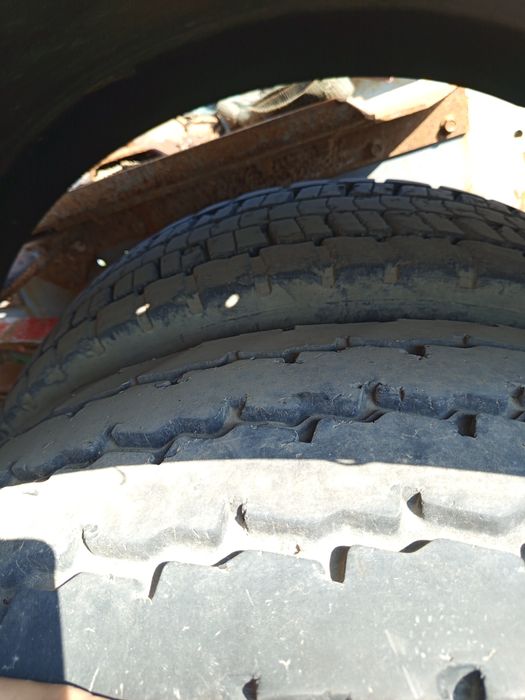 Продам 2 шины с дисками R13 22.5