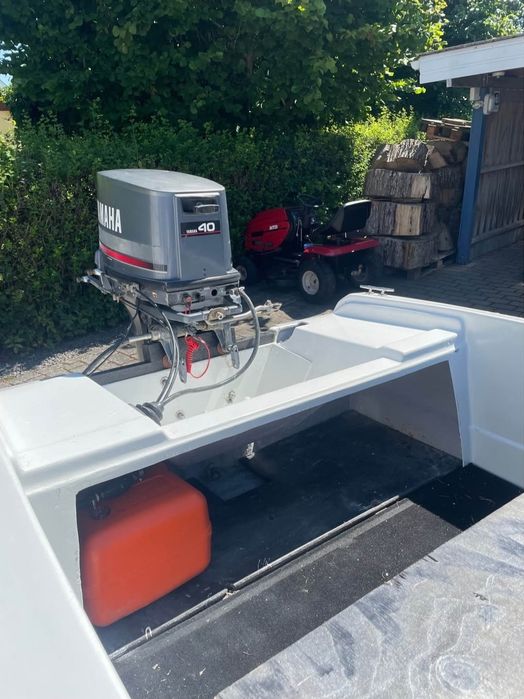 Barca cu motor si peridoc