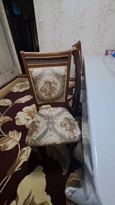 Stol stul sotiladi 10talik oyoqlari olinadi