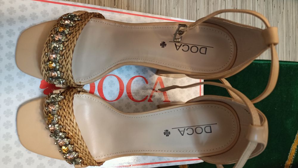 Sandale crem cu toc, model deosebit, noi, marimea 39