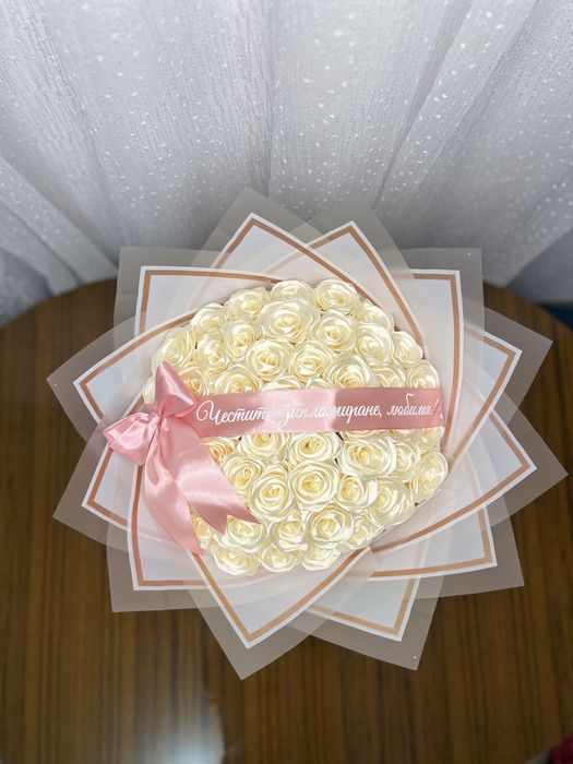 Премиум букет със сатенени рози и персонално