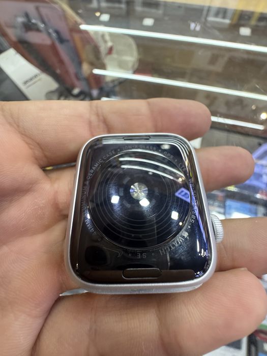 Apple watch SE nike razriv bomagan