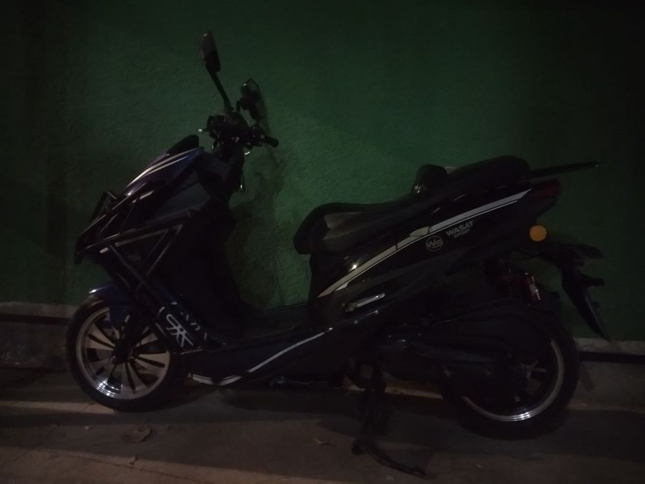 Skuter kaska perchatkasi bilan