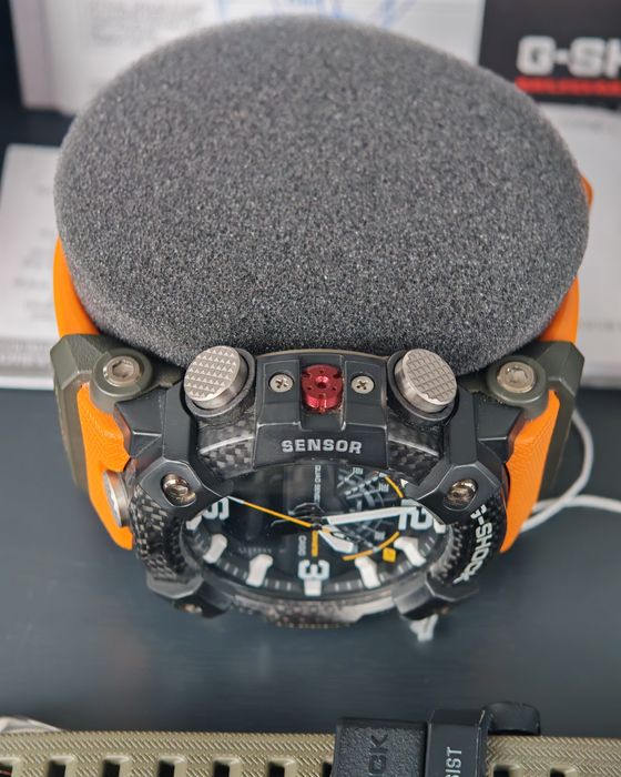 G-SHOCK GG-B100 cu două curele, în stare perfectă