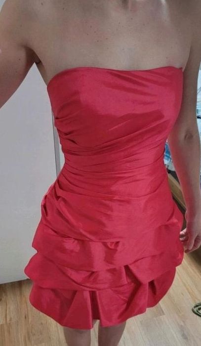 Rochie roșie de satin, cu aspect lucios și elegant