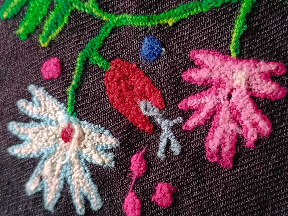 Автентична престилка с флорални мотиви