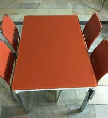 Столы и стулья срочно продаются.