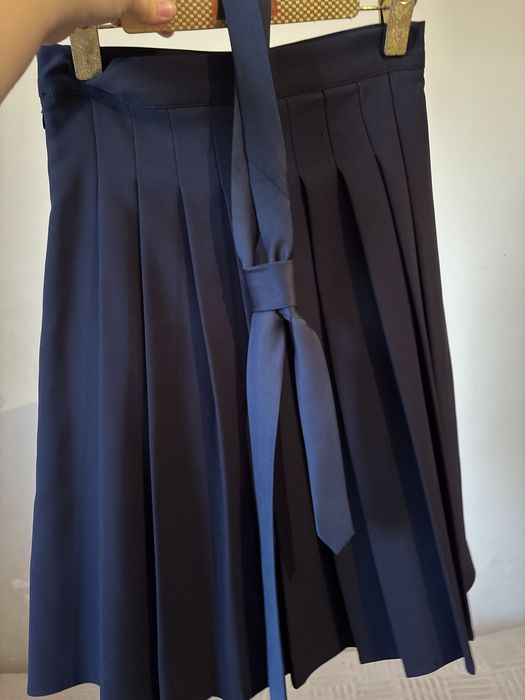 Юбка новая, школьная юбка, цвет темно-синий, галстук в подарок отдам