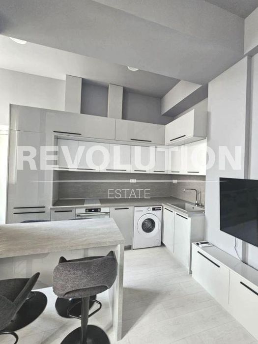 Дава се под наем Тристаен апартамент в Варна, Гръцка махала - 100 кв.м за 750 € - Снимка #1