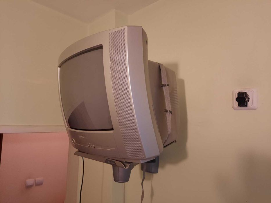 Малък Телевизор и стойка за стена