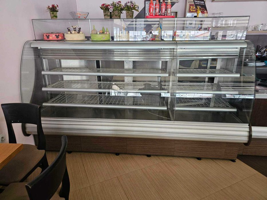 Сладкарско обзавеждане - хладилна и неутрална витрина , щанд маса