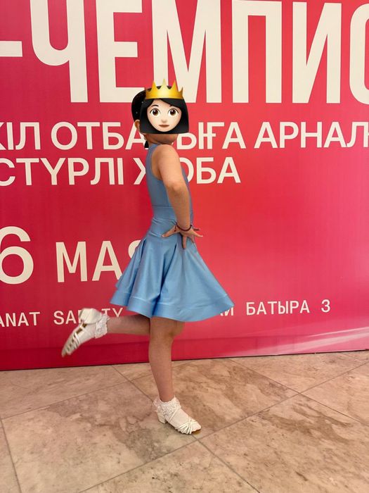 Бальные платья разных расцветок.