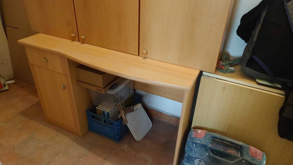 Продавам бюро и кухненски горни шкафове тройкаа