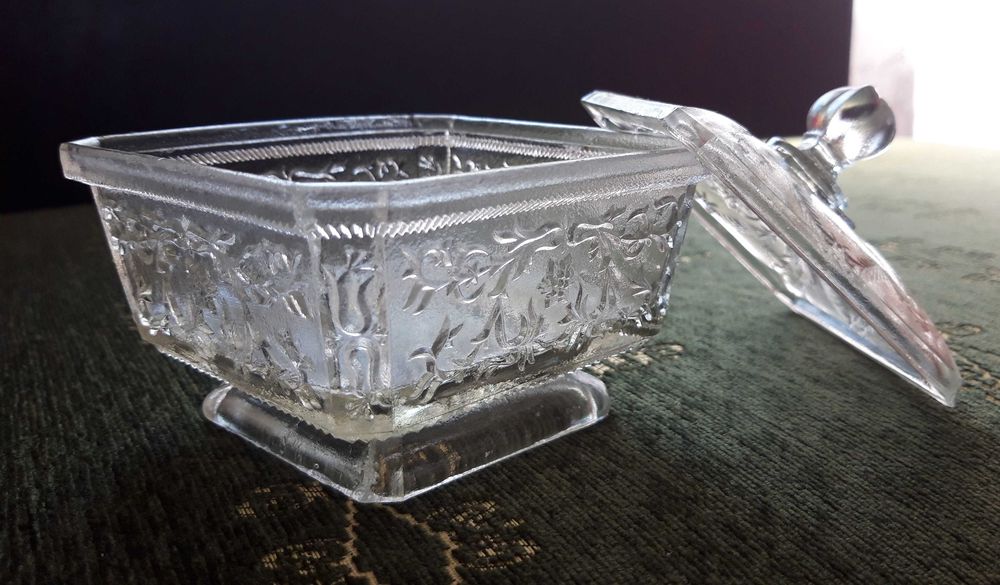 Бонбониера с капак от стъкло