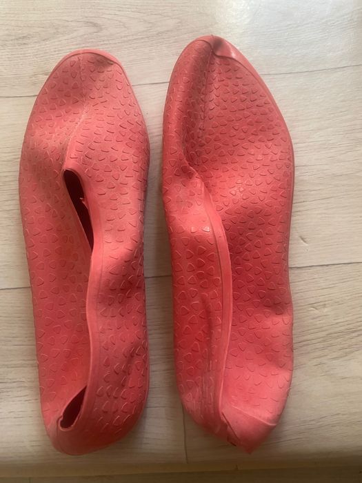 Сетка волейбольная, тапочки для бассейна, фигурки шашек