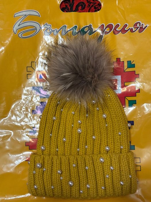 Шапка с перли и естествен заешки пух