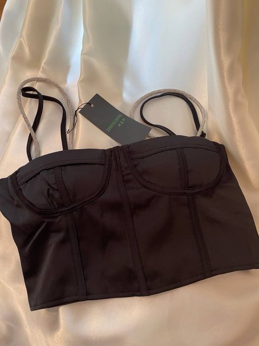 Топ из атласа с бретелями из страз