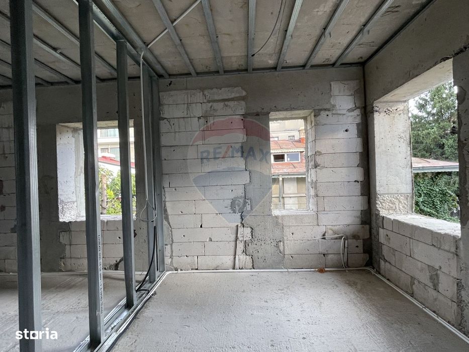 Vila in curs de renovare, teren 370mp, retras | adiacent Polona