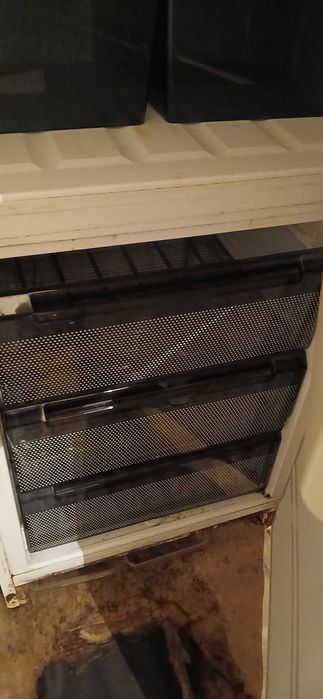 Хладилник с долна камера