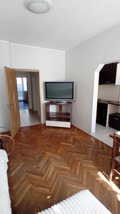 Двустаен апартамент до Общината