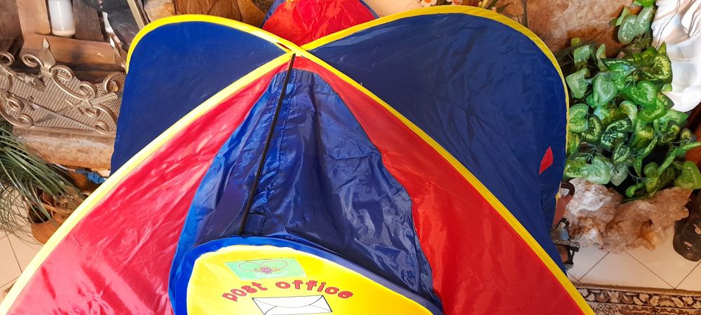 Палатка , бързозглобяема с едно завъртане на ръката и е готова