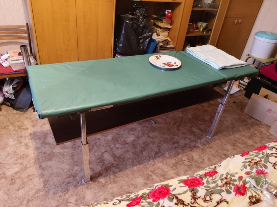 Продается массажная кушетка.