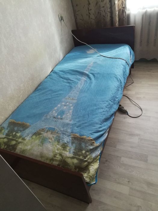 Кровать с матрасом и шкаф