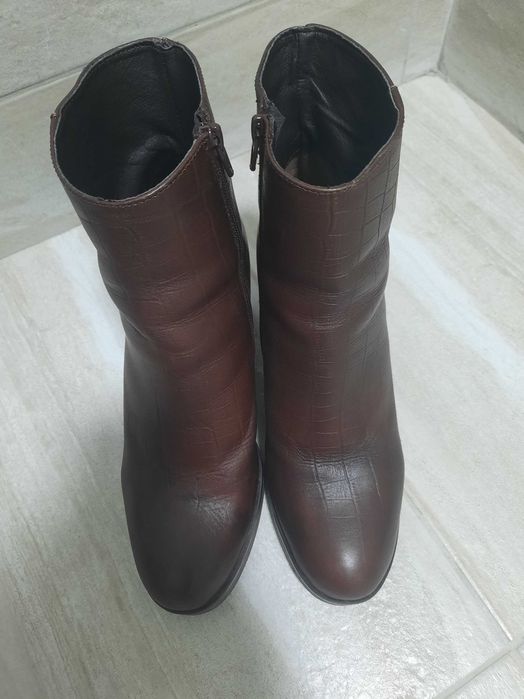 Vand / schimb botine piele