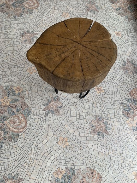 Малка маса от масивно дърво