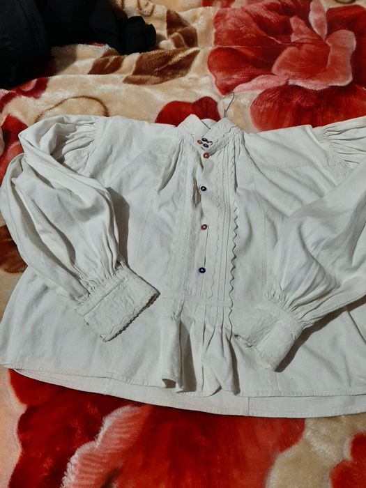 Vând cămăși tradiționale de băieți