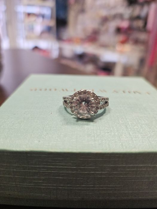 Сребърен пръстен с камъни