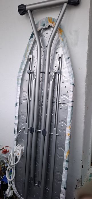 Masă de călcat cu priză