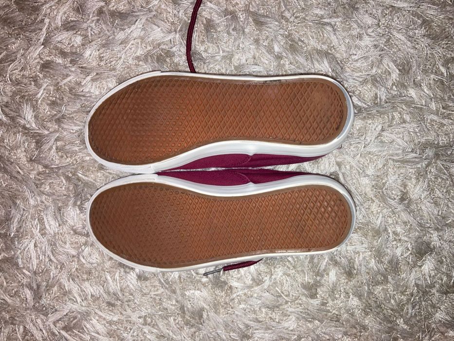 Vând teniși vișinii