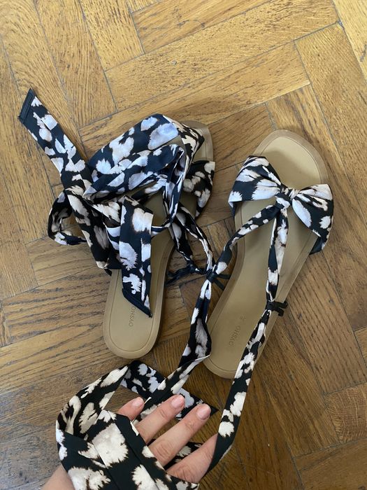 Sandale oysho cu legare pe picior