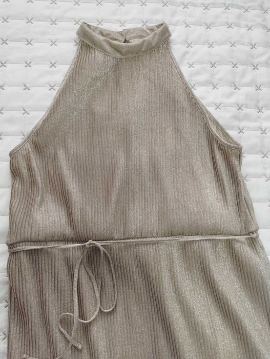 Дълга златиста рокля